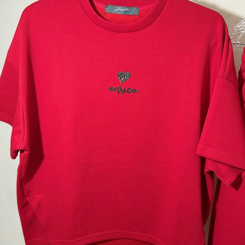 Red Suit - Picture 5 of 11